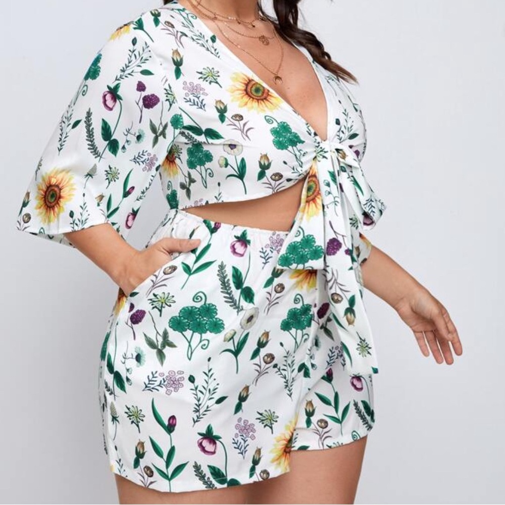 Floral Plunging
Neck Tie Front Romper